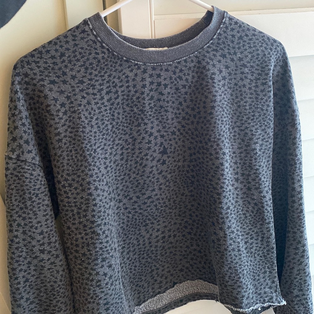 Z Supply Gray & Black Stars Cropped Long Sleeve Sweatshirt size XS